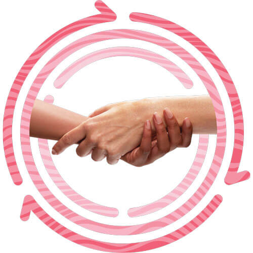 护理人员一边握手粉红色的圆圈内，象征着皮肤的健康解决方案